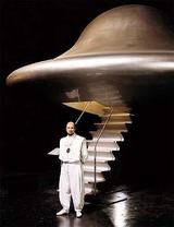 Beeldvergroting: Raël voor een model van de UFO uit 1973\n