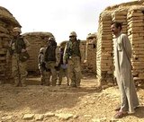 Beeldvergroting: U.S. Army civil affairs soldiers visit Iraq\'s 6,000-year-old Ur Temple.