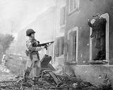 Beeldvergroting: An 101st Airborne Division action figure captures a German officer in ILLY, France.