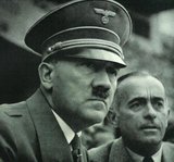 Beeldvergroting: Adolf Hitler op de tribune met de Reichssportführer