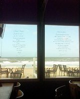Beeldvergroting: Gedichten op de ramen van strandtent De Kwartel, Den Haag
