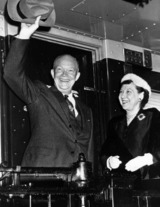 Beeldvergroting: Presidentscampagne 1956. Eisenhower en echtgenote (lijkt op Rita!) op achterbalkon van trein.