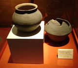 Beeldvergroting: Urnen, 6e-7e eeuw na Chr.  - moeder en kind