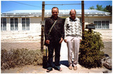 Beeldvergroting: Gert Vlok Nel en zijn vader voor hun huis